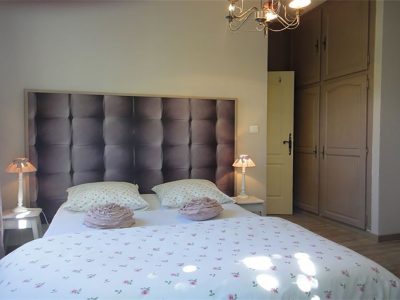chambre avec lit en 160cm et salle de bain privative et wc