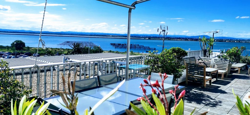 Vue de la grande terrasse du Front de Mer location de vacances à la semaine ou au mois sur la plage de Palavas