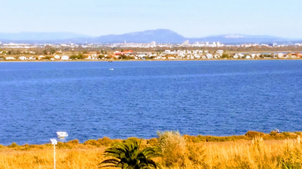 Vue sur Montpellier et l'arrière pays des Terrasses du Front de Mer location de vacances à la semaine ou au mois sur la plage de Palavas