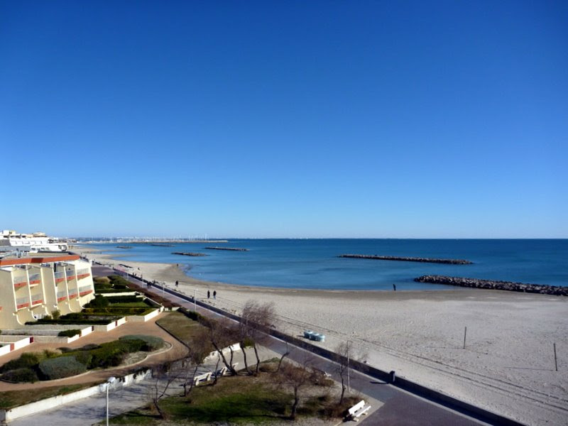 Vue du Front de Mer location de vacances à la semaine ou au mois avec grande terrasse sur la plage de Palavas