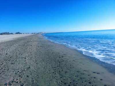 Promenade juste en bas des terrasses du front de mer location de vacances à la semaine ou au mois avec grande terrasse sur la plage de Palavas